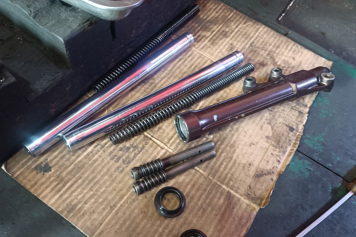 Rutin Servis Suspensi Depan, Rahasia Ban Motor Lebih Awet
